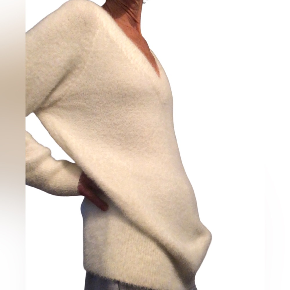 Aritzia Sunday Best  V Neck Fuzzy Cozy Sweater White Size Medium